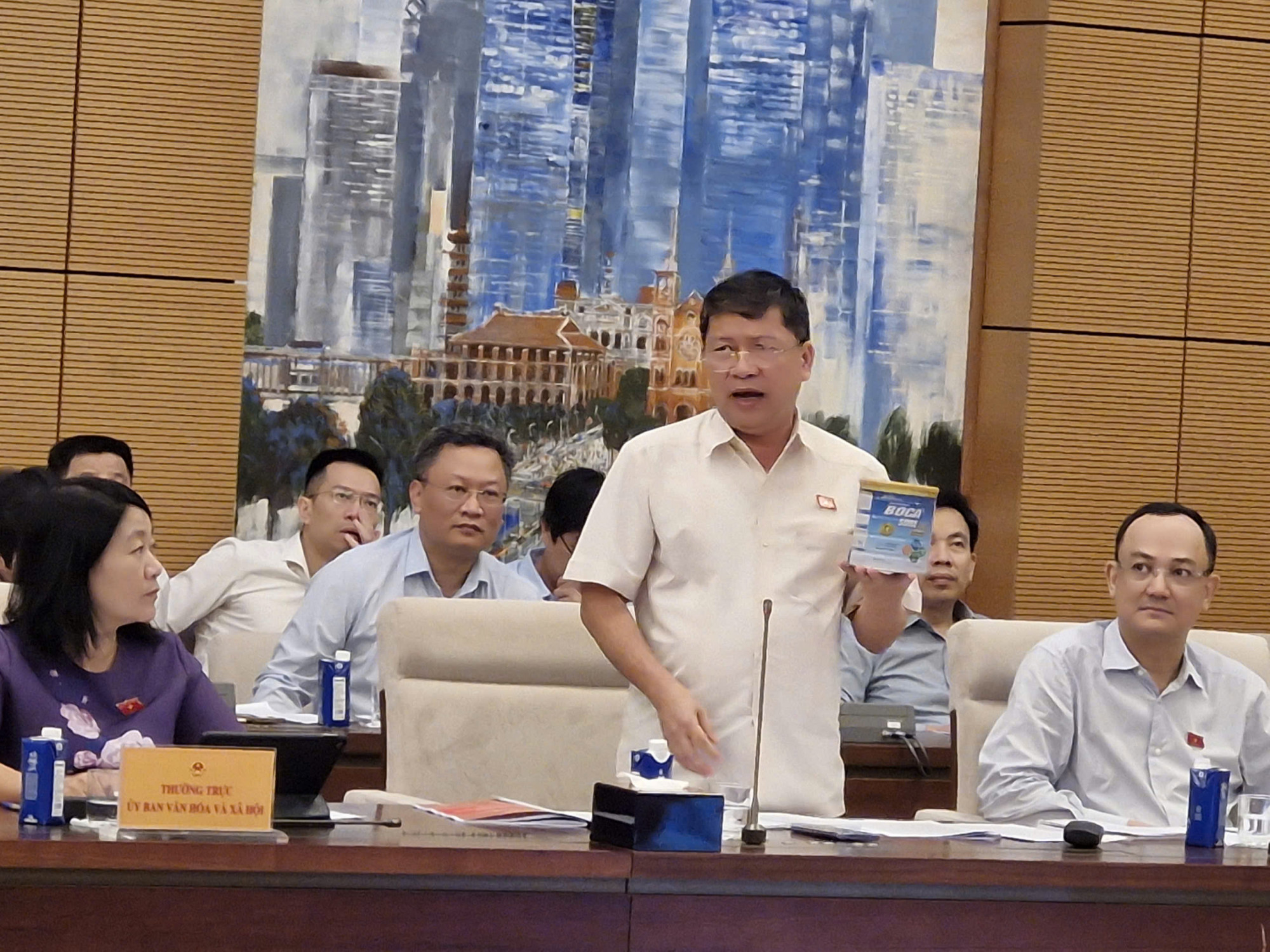 Đại biểu Tạ Văn Hạ cầm sữa nghi giả lên phiên giải trình - ảnh: Như Diệp