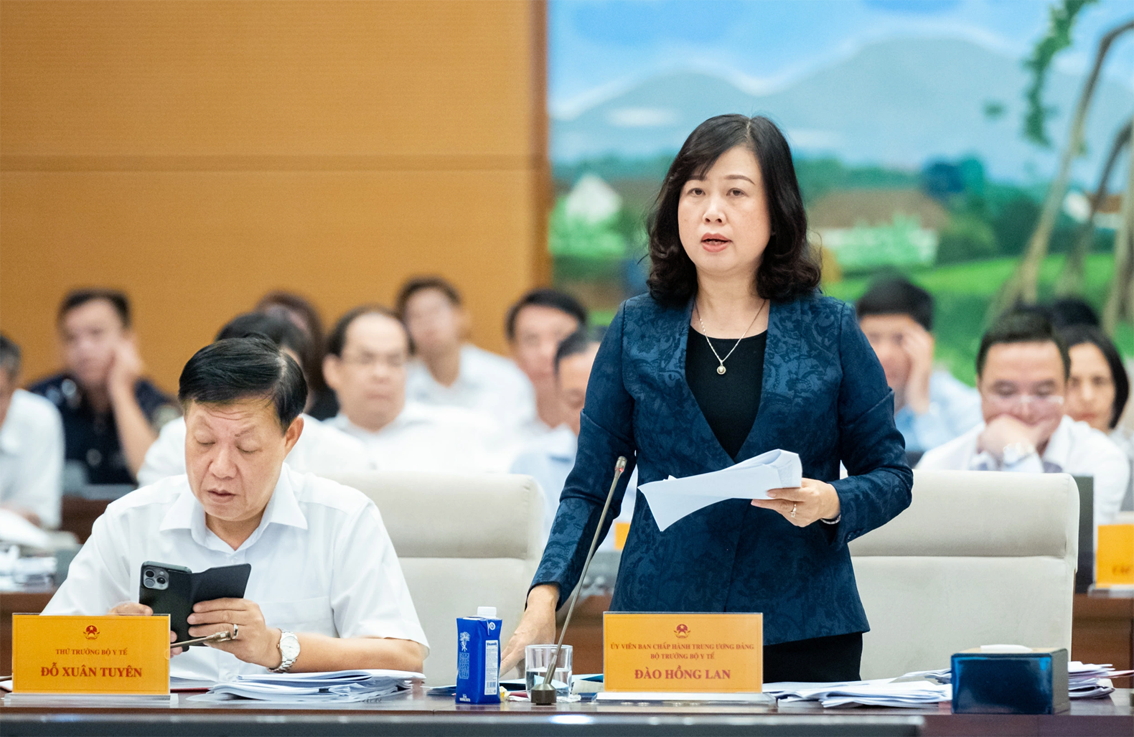 Thuốc và thực phẩm giả tồn tại do quản lý chồng chéo Bộ trưởng Bộ Y tế Đào Hồng Lan dự báo, tình trạng thuốc giả, thực phẩm giả còn gia tăng do nhiều nguyên nhân, trong đó có sự phát triển của thương mại điện tử - ẢNH: PHẠM THẮNG