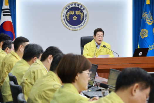 Tổng thống Lee Jae Myung tổ chức một cuộc họp với các trợ lý hàng đầu tại văn phòng tổng thống ở Yongsan, trung tâm Seoul, hôm thứ Năm. (Yonhap)