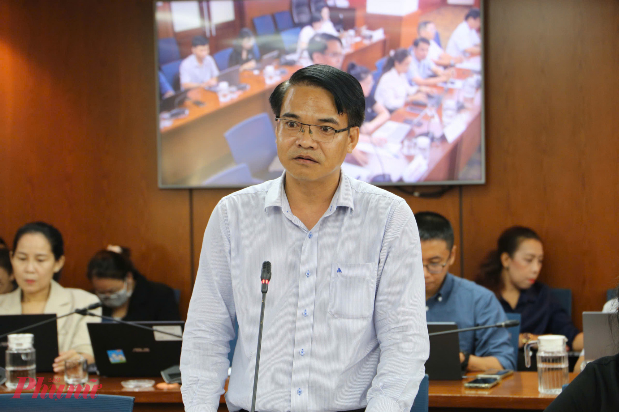 Ông Dương Văn Thơm - phụ trách Trung tâm phục vụ hành chính công thành phố (thuộc Văn phòng UBND TPHCM) - phát biểu tại buổi họp báo - Ảnh: Thanh Tâm