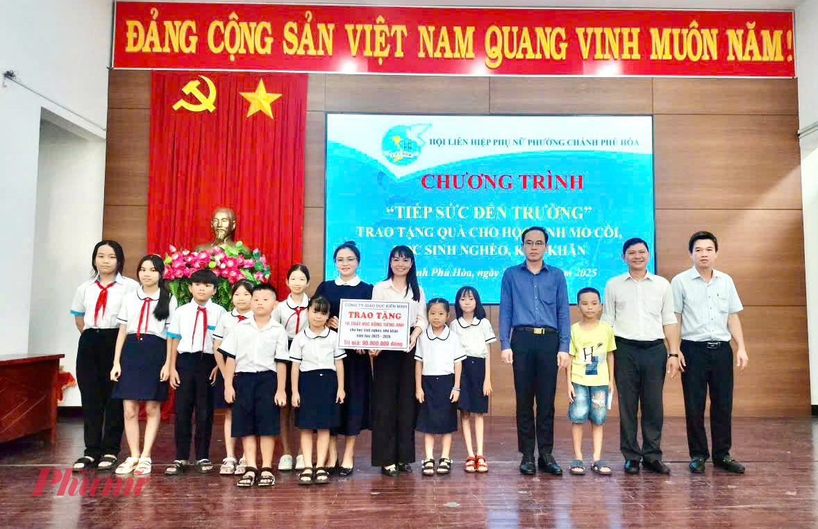Đơn vị tài trợ trao kinh phí hỗ trợ học tiếng Anh cho các em học sinh khó khăn, mồ côi