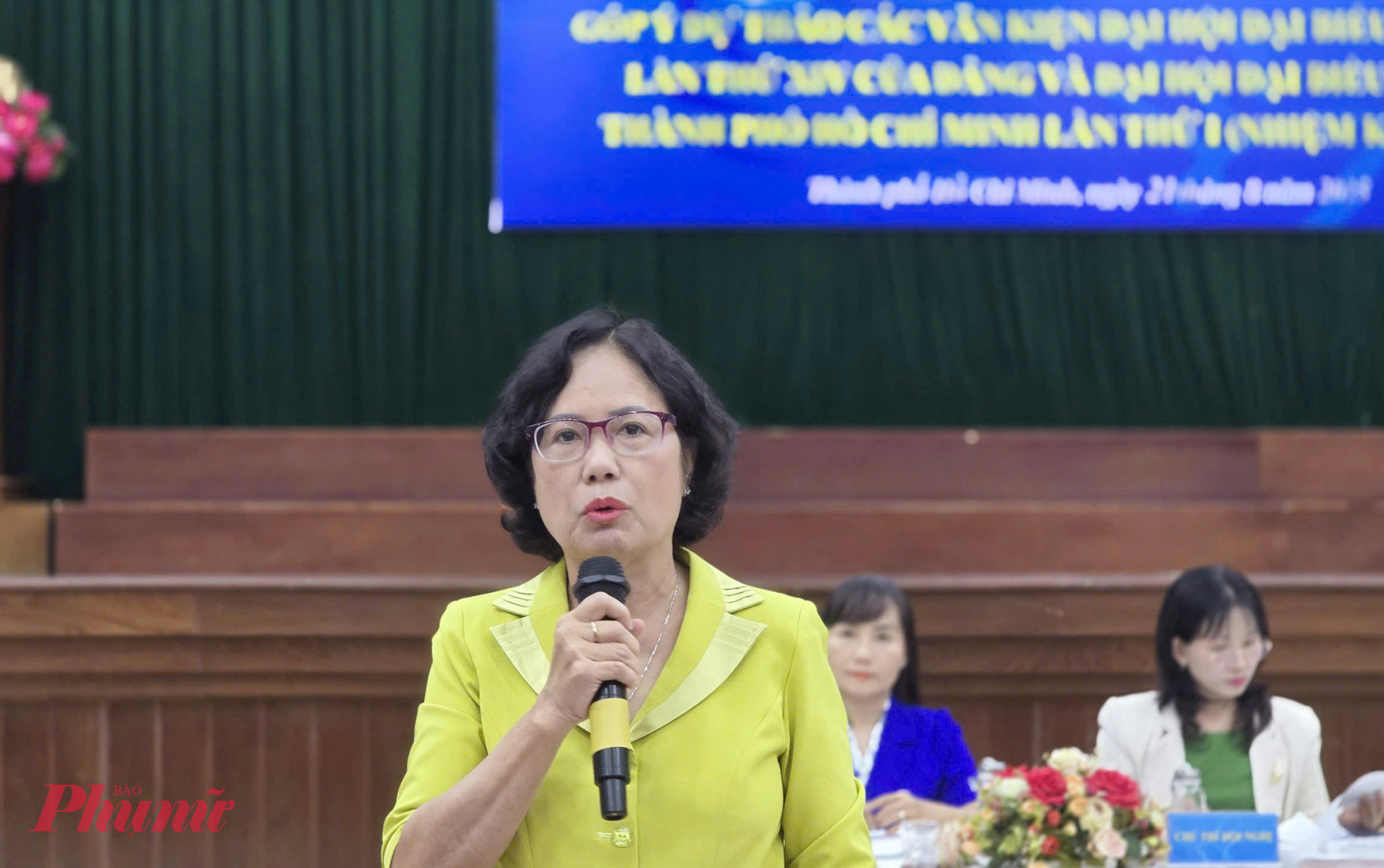 Đại biều tham gia góp ý tại hội nghị 