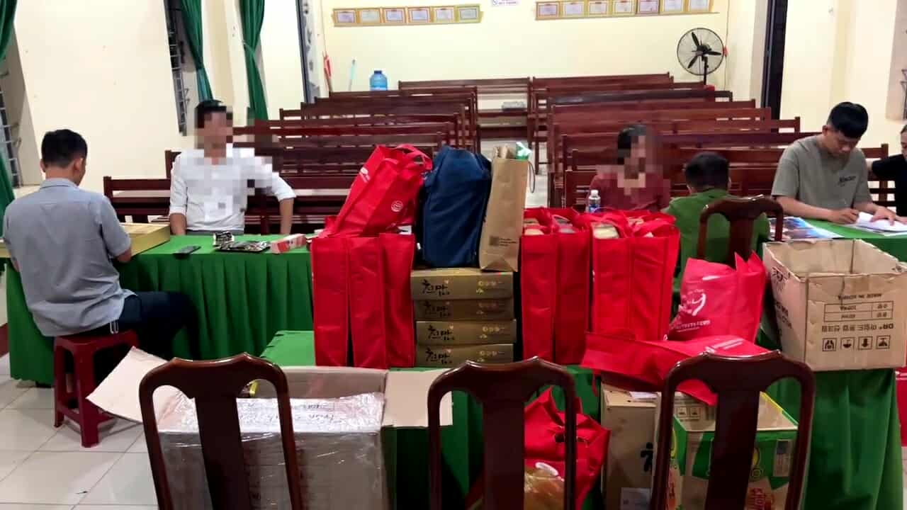 Nam thanh niên cùng các tang vật làm việc tại cơ quan công an - Ảnh: S.Đ.