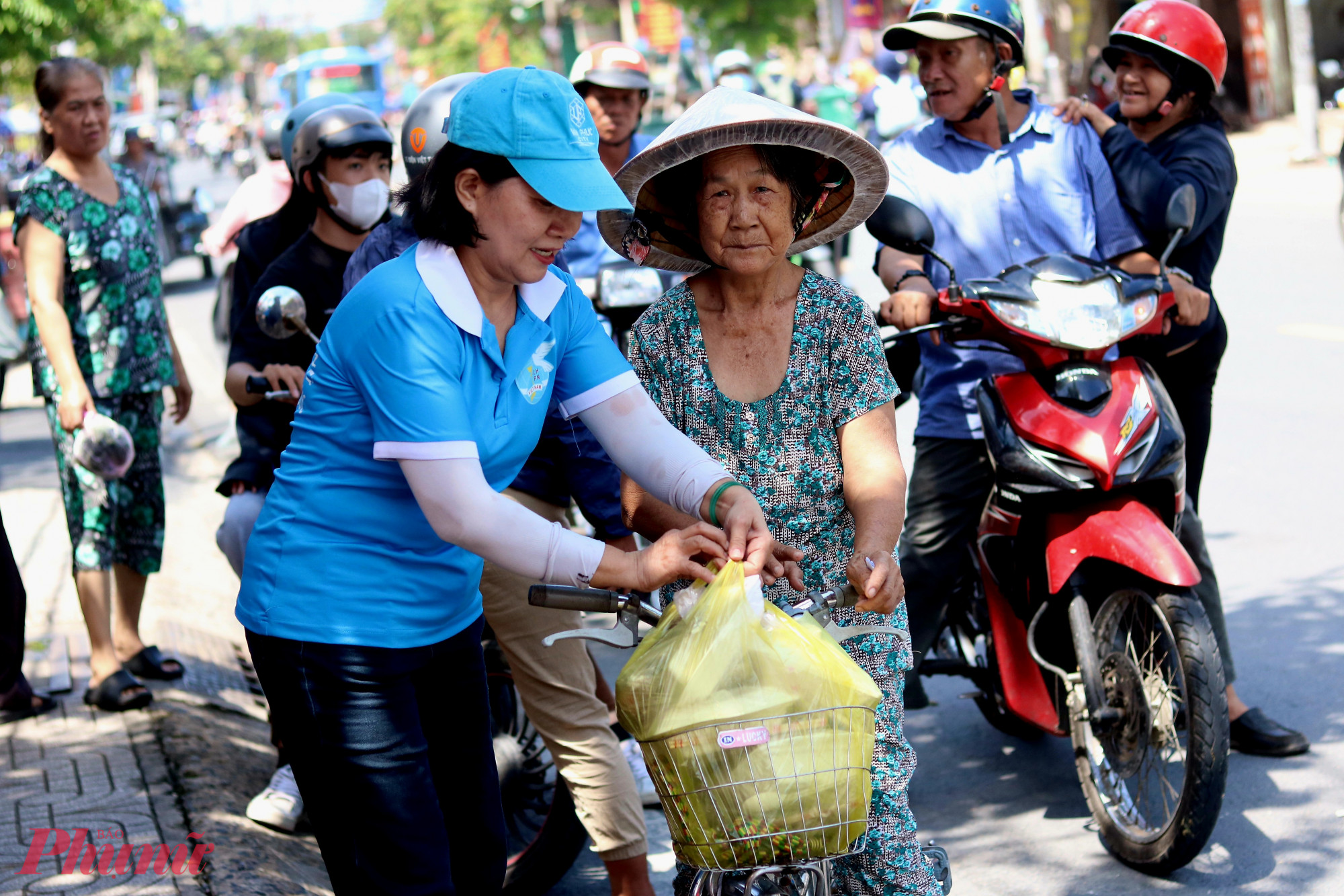Hội phát cơm tại trụ sở khu phố 23 nằm trên đường Kha Vạn Cân - Ảnh: Thảo Nguyên