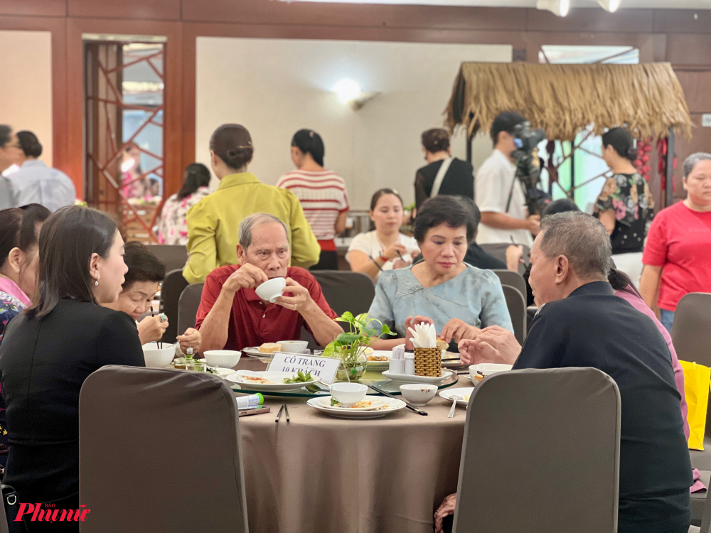 Với không gian trang nhã, sức chứa khoảng 300 khách, Nhà hàng Tự Do mang đến không khí an yên, phù hợp cho bữa cơm gia đình, gặp gỡ bạn bè hay tiếp khách thân tình.