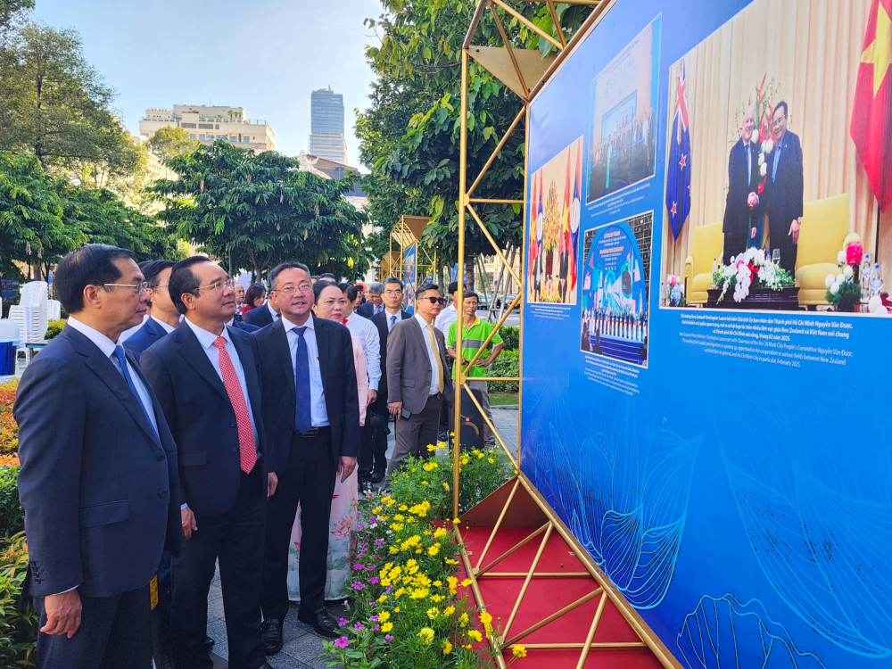 Phó thủ tướng Bùi Thanh Sơn và lãnh đạo TPHCM cùng nhìn lại những hình ảnh về các dấu ấn ngoại giao Việt Nam trong 80 năm qua