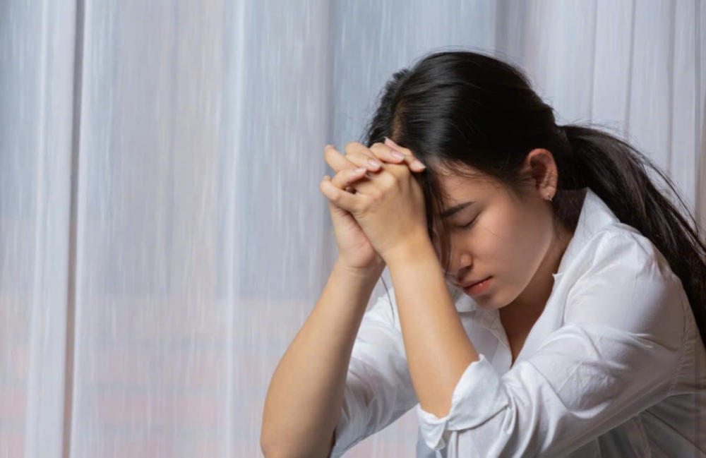 Lòng tôi đã trĩu nặng vì những lời dè bỉu cắc cớ. (Ảnh: Freepik)