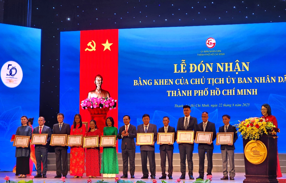 Chủ tịch UBND TPHCM Nguyễn Văn Được trao tặng Bằng khen của Chủ tịch Ủy ban nhân dân Thành phố cho các cá nhân và tập thể xuất sắc trong công tác (nhóm 2)