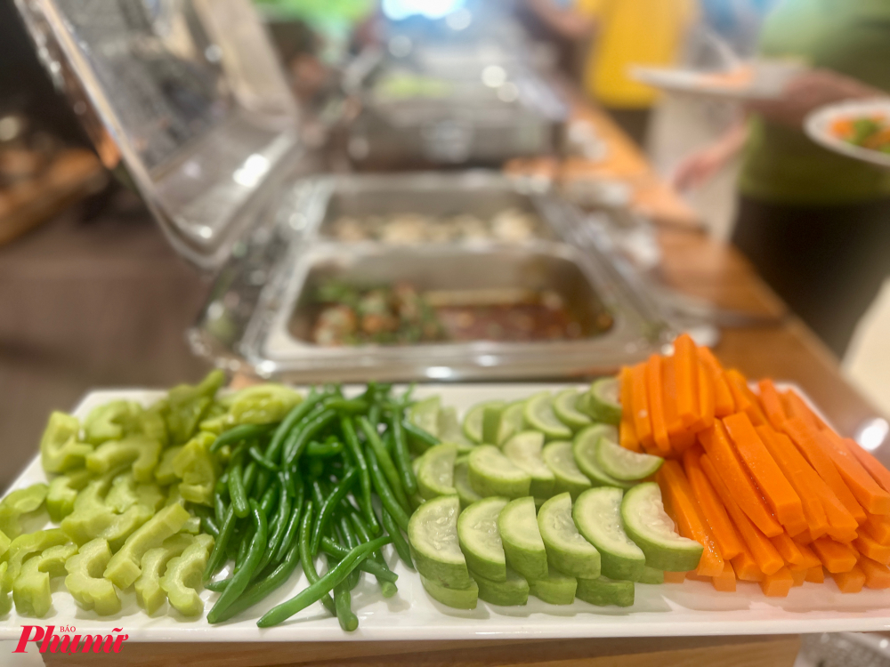 Các món nước quen thuộc như bún riêu, hủ tiếu sa tế, bún mắm, cùng nhiều loại lẩu chay nóng hổi, được thay đổi luân phiên, mang đến trải nghiệm mới mẻ mỗi lần ghé. Bữa tiệc khép lại bằng chè, bánh ngọt và trái cây theo mùa.