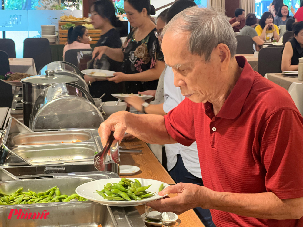 Buffet phục vụ hai khung giờ: buổi trưa từ 11g30 – 13g30 và buổi tối từ 18g – 20g30, giá 189.000 đồng/vé. Khách đặt trước một ngày được giảm 10%.