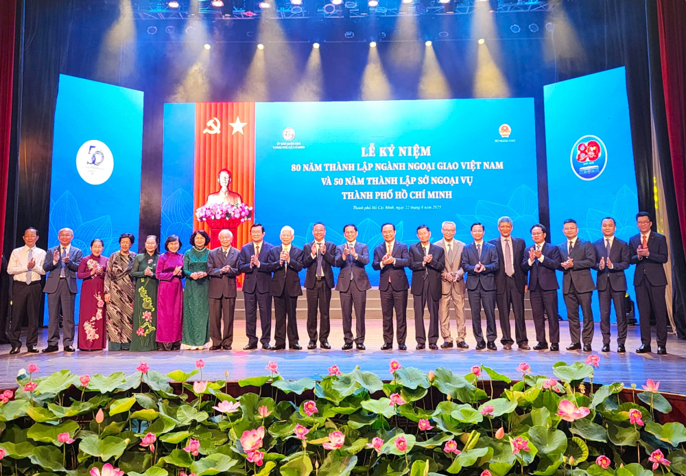 Các đại biểu cùng chụp ảnh lưu niệm