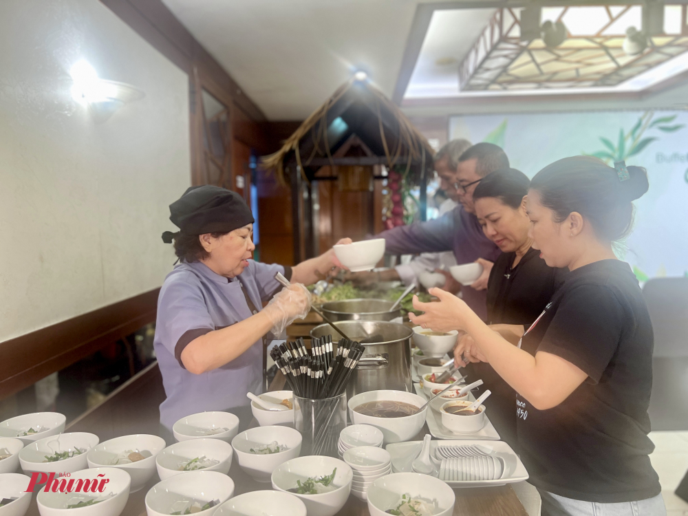 Khách hàng trải nghiệm buffet chay có đa dạng các món từ đồ khô, nước,...