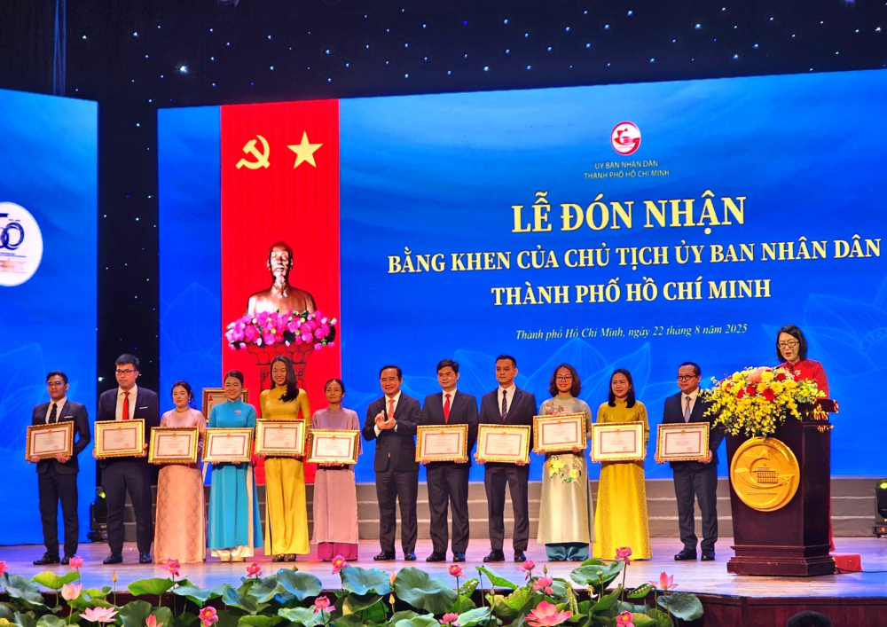 Chủ tịch UBND TPHCM Nguyễn Văn Được trao tặng Bằng khen của Chủ tịch Ủy ban nhân dân Thành phố cho các cá nhân và tập thể xuất sắc trong công tác (nhóm 1)
