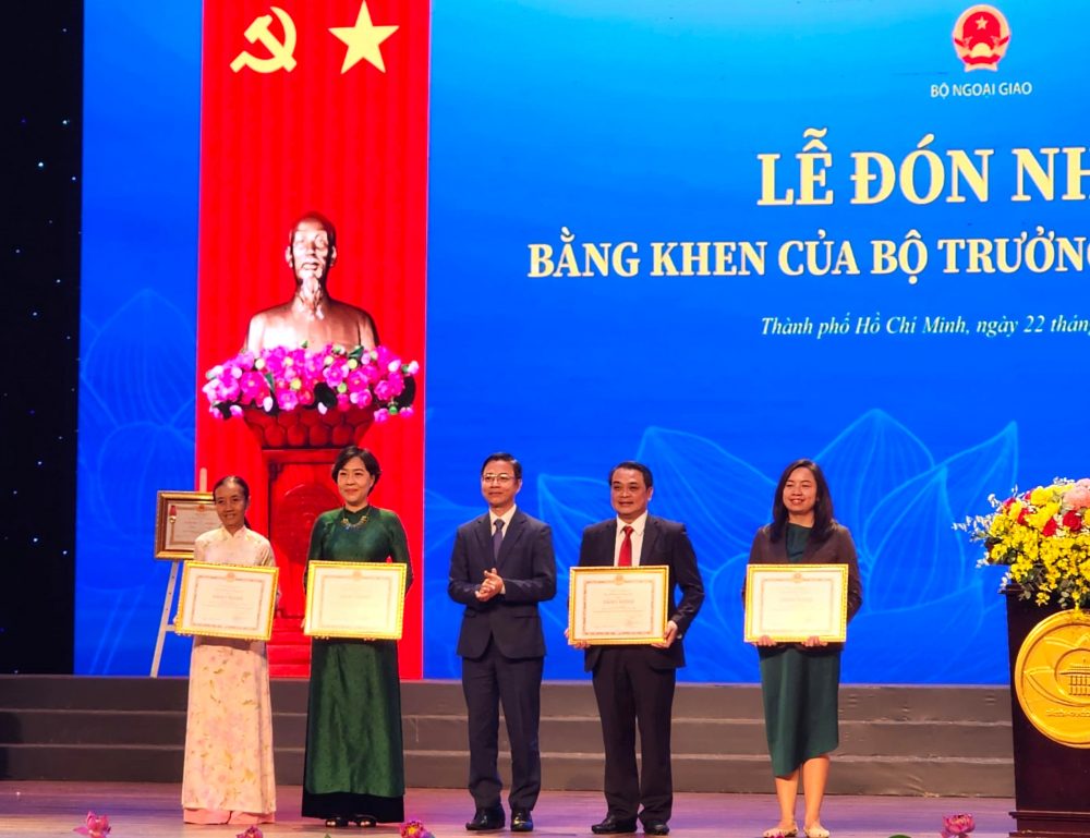 Thứ trưởng Ngô Lê Văn trao tặng Bằng khen Bộ trưởng cho 4 cá nhân xuất sắc
