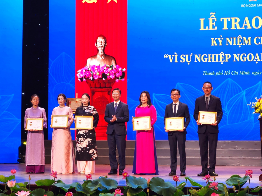 Thứ trưởng Bộ Ngoại giao Ngô Lê Văn trao tặng Kỷ niệm chương “Vì sự nghiệp Ngoại giao Việt Nam” và Bằng khen của Bộ trưởng Bộ Ngoại giao cho các cá nhân xuất sắc