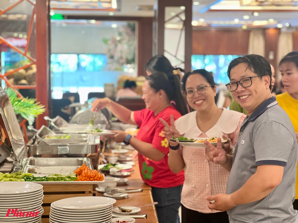 Khách hàng thích thú trải nghiệm buffet chay những trong mùa Vu lan báo hiếu. 
