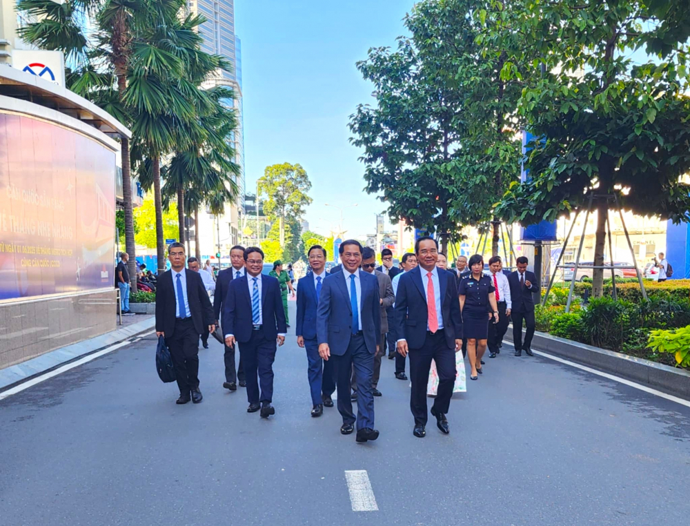 Phó Thủ tướng Bùi Thanh Sơn và Chủ tịch UBND TPHCM Nguyễn Văn Được  di chuyển đến khu vực triển lãm “80 năm ngoại giao Việt Nam: Vinh dự và tự hào” tại công viên Lam Sơn