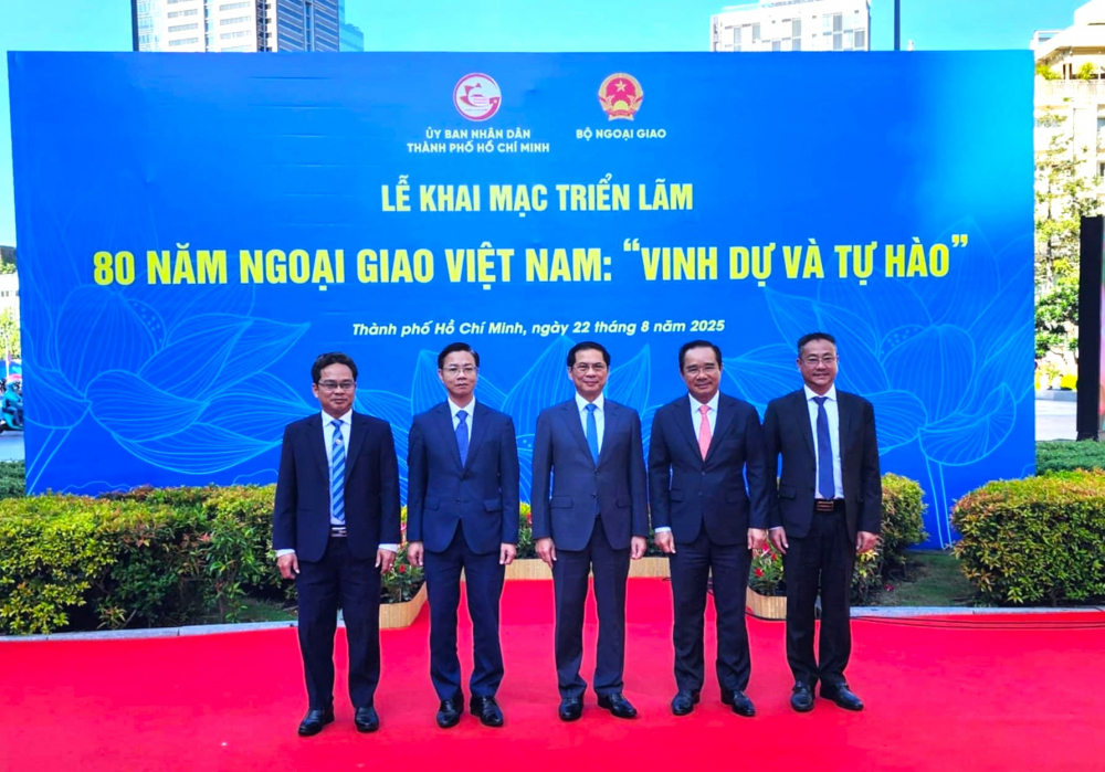 Từ trái sang: Ông Phạm Minh Tuấn - Phó Chủ tịch chuyên trách Ủy ban Mặt trận Tổ quốc Việt Nam TPHCM, ông Ngô Lê Văn - Thứ trưởng Bộ Ngoại giao, ông Bùi  Thanh Sơn - Phó Thủ tướng, Bộ Trưởng Bộ Ngoại giao, ông Nguyễn Văn Được - Chủ tịch UBND Thành phố HCM, ông Phạm Dứt Điểm – Quyền Giám đốc Sở Ngoại vụ TPHCM