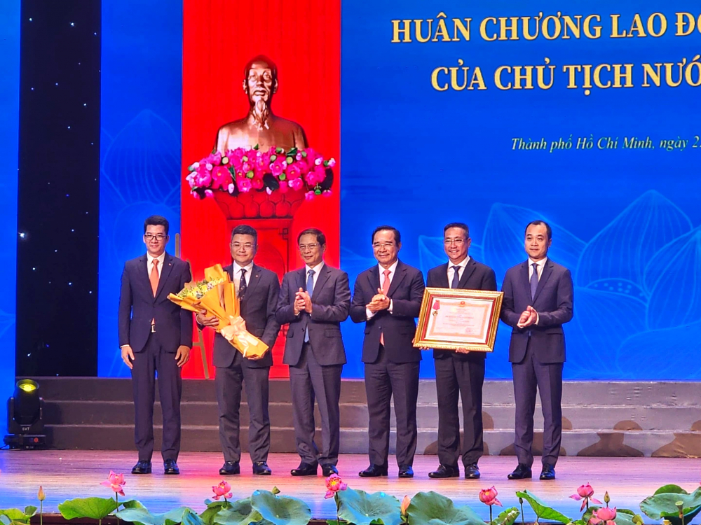 Phó Thủ tướng Chính phủ, Bộ trưởng Bộ Ngoại giao Bùi Thanh Sơn và Chủ tịch UBND TPHCM Nguyễn Văn Được trao tặng Huân chương Lao động hạng Nhất của Chủ tịch nước cho Sở Ngoại vụ TPHCM