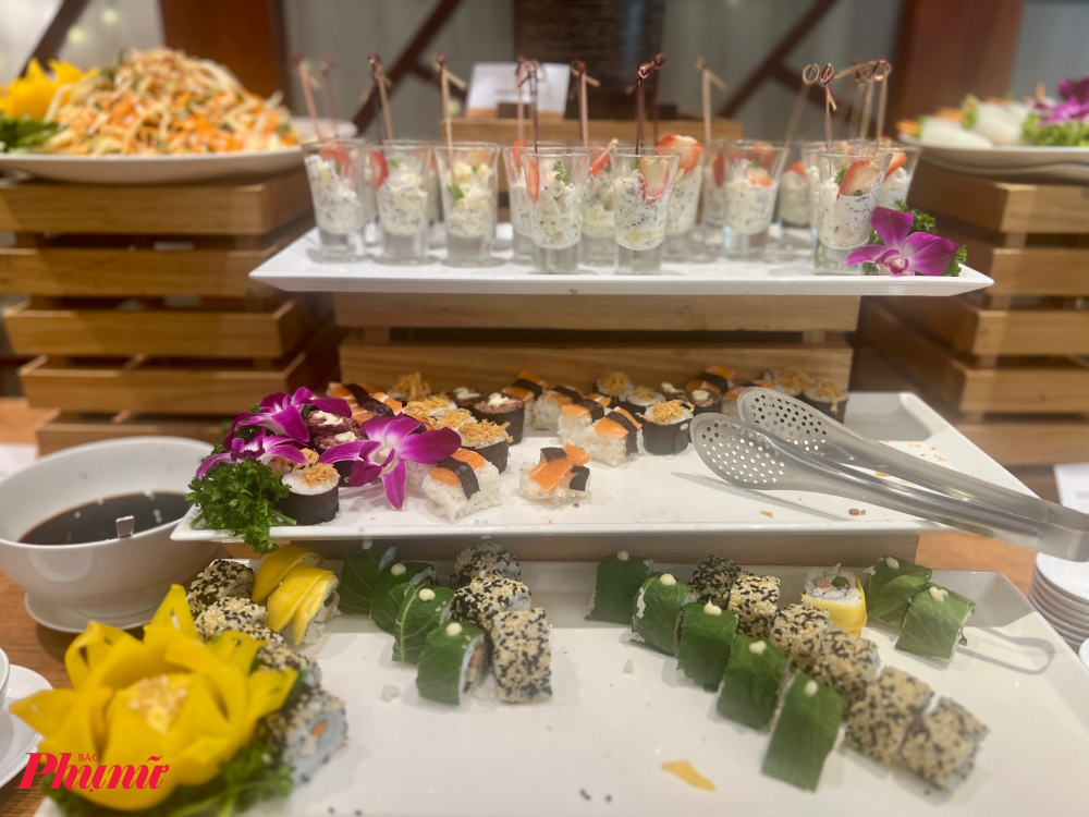 Nhiều món ăn quốc tế như sushi, sashimi, 