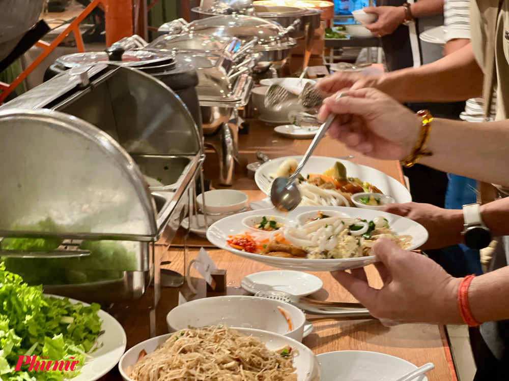 Tiếp đến là các món chính phong phú như cơm tấm sườn bì chả chay, đậu hũ cuộn khoai môn sốt tàu xì, cà ri Nhật, mì Udon xào nấm hay trứng vịt vân mây. Trong đó, món cơm tấm thu hút nhất, được nhiều khách lựa chọn thử khi sườn thịt giả chay nướng vàng; bì, chả làm từ tàu hủ nhồi,... được trình bày không khác gì đồ mặn. 