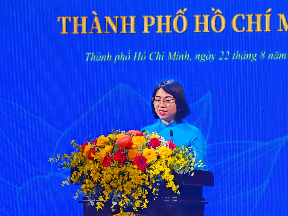 Bà Lê Thuỳ Trang - Đảng uỷ viên, Bí thư đoàn Thanh niên, Trưởng phòng Chính trị Kinh tế, đại diện thế hệ thanh niên Sở Ngoại vụ TPHCM phát biểu tại buổi lễ