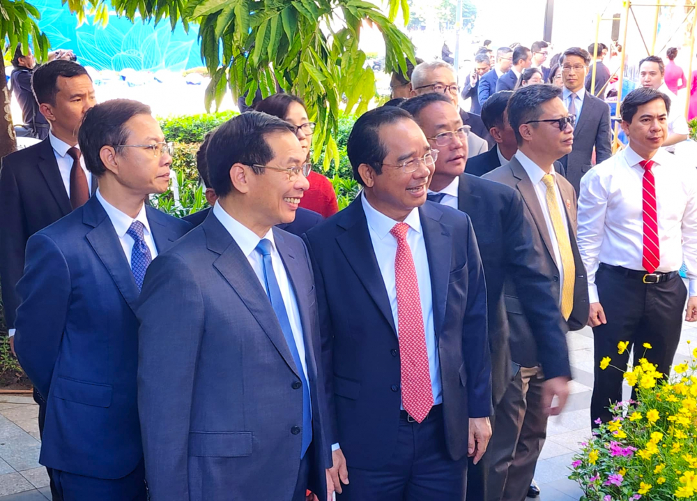 Theo thời gian, những câu chuyện về thành tựu ngoại giao của Việt Nam ngày càng được vun dắp, dồi dào