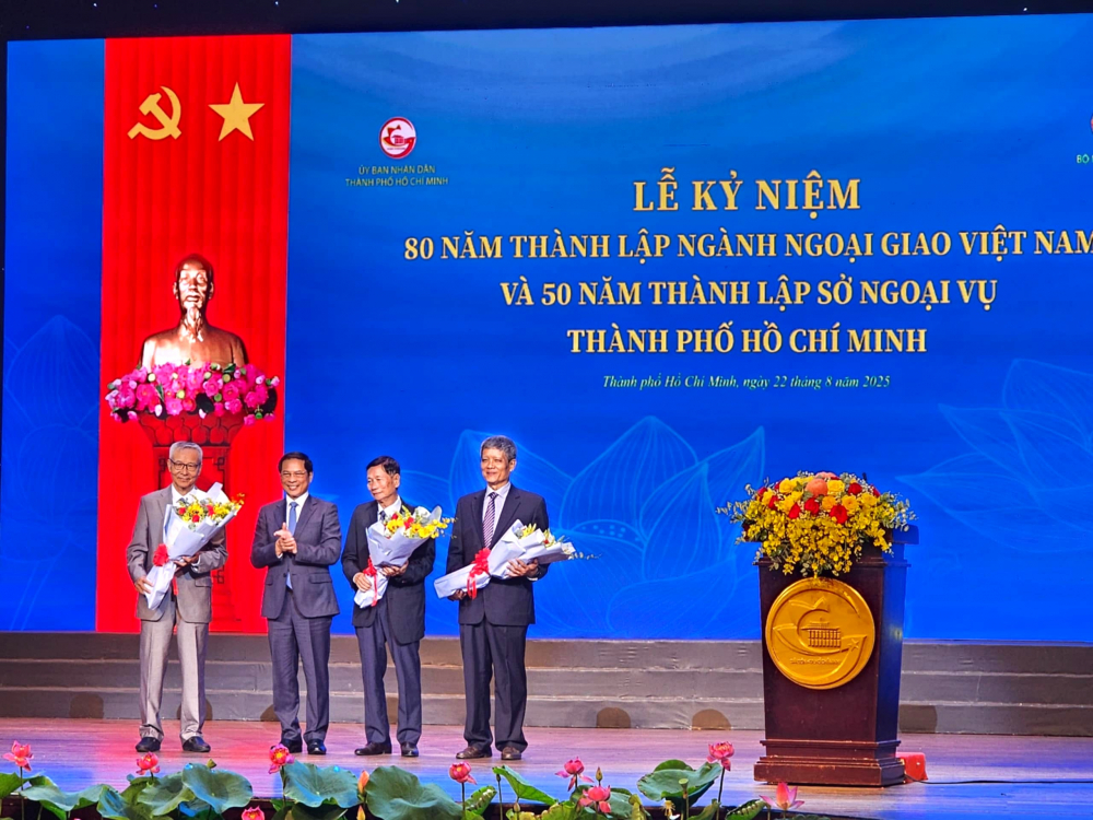 Bộ trưởng Ngoại giao Bùi Thanh Sơn gửi hoa đến các Nguyên Giám đốc Sở Ngoại vụ TPHCM các thời kỳ