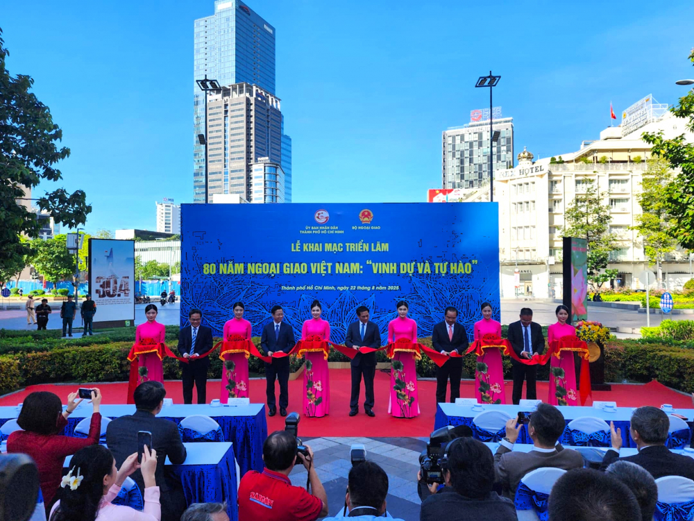 Các đại biểu cùng cắt băng khánh thành triển lãm “80 năm ngoại giao Việt Nam: Vinh dự và tự hào”