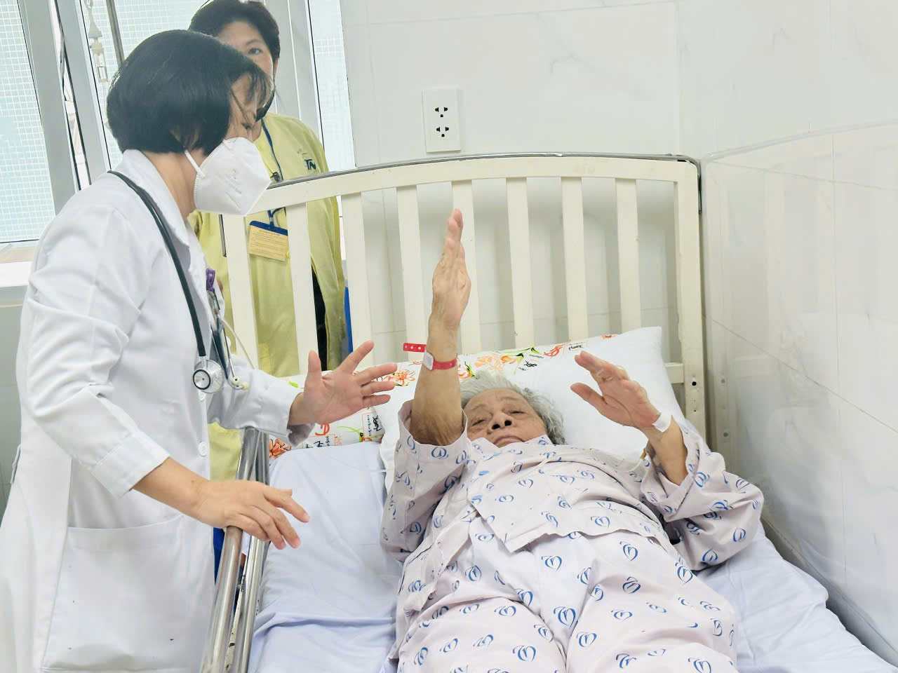 Bác sĩ bv Thống Nhất hướng dẫn bệnh nhân tập vltl sau đột quỵ, ảnh Kim Vân