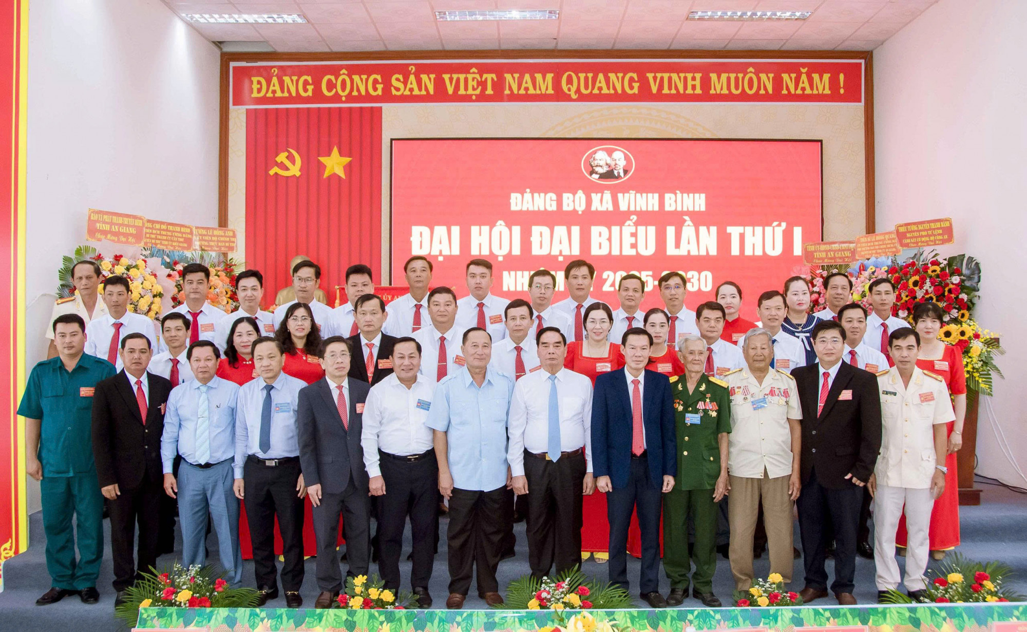 Ban chấp hành Đảng bộ xã Vĩnh Bình khóa mới.
