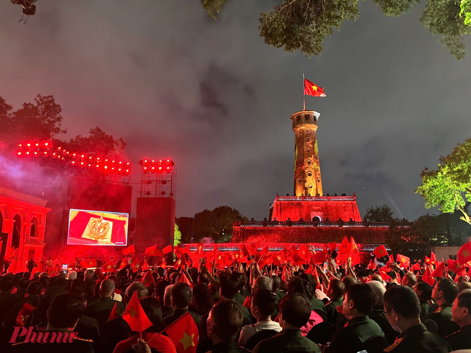 Điểm cầu tại Hà Nội lung linh Nơi lá cờ đỏ sao vàng tung bay, biểu tượng của độc lập và tự do. 