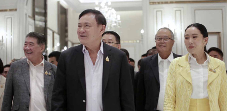 Cựu thủ tướng Thaksin Shinawatra và con gái Thủ tướng đang bị đình chỉ Paetongtarn Shinawatra