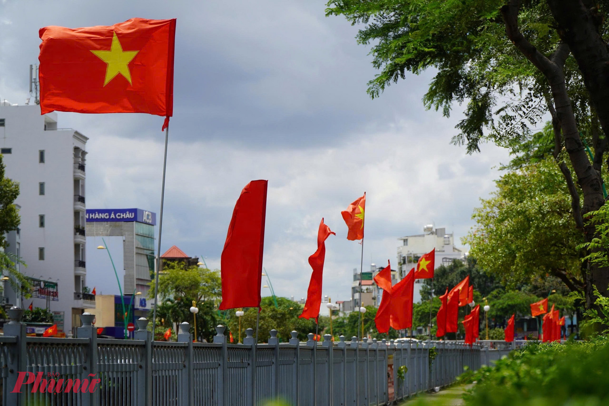 Nhiểu tuyến đường Nhiều tuyến đường tại TPHCM đã trang hoàng cờ đỏ sao vàng, hướng đến đại lễ 30/4, chào mừng 50 năm ngày thống nhất đất nước - Ảnh: Thanh Tâm