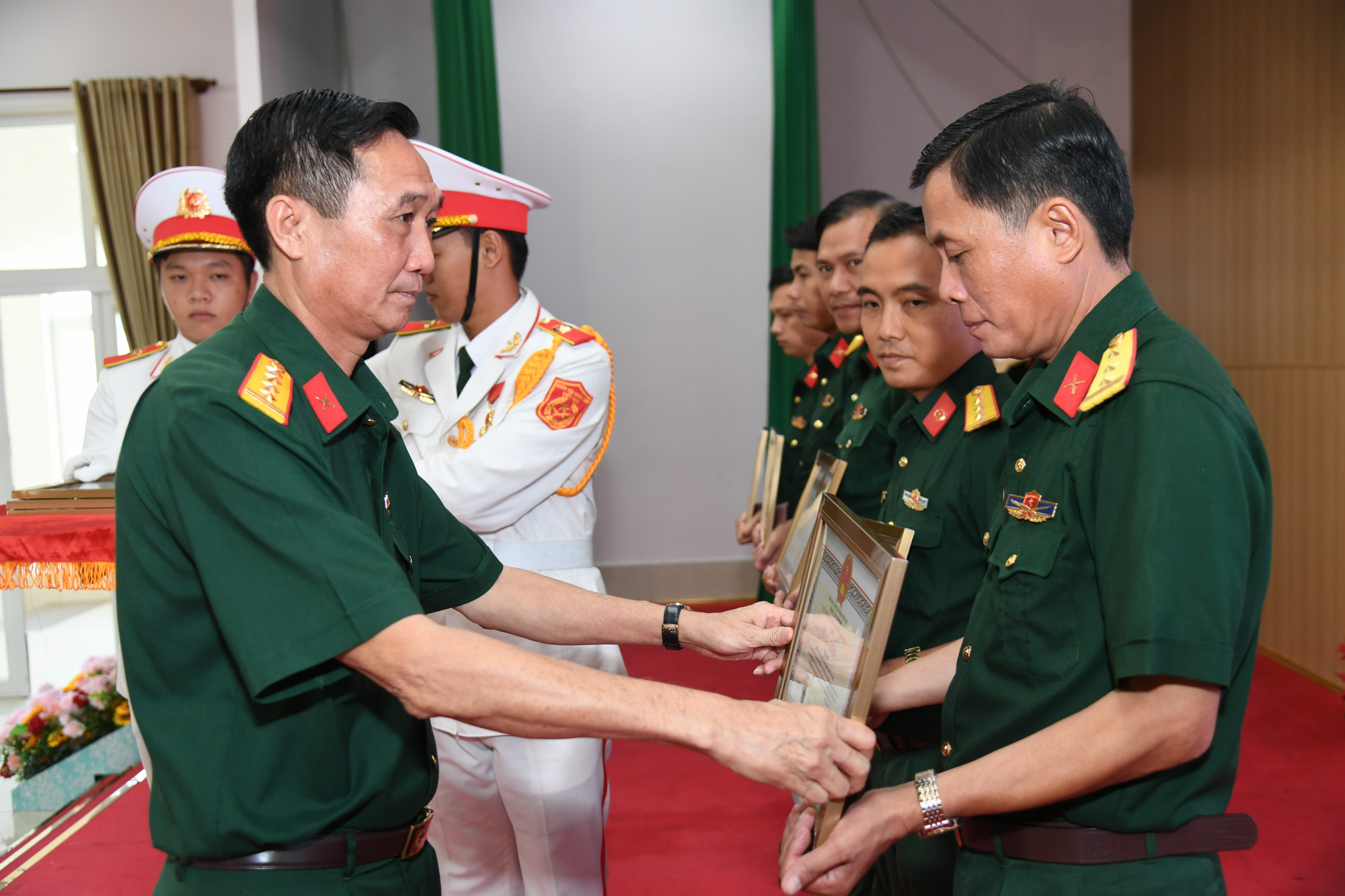 Đại tá Cao Minh Tâm - Phó Chính ủy Bộ Chỉ huy Quân sự tỉnh An Giang tặng bằng khen của Chủ tịch UBND tỉnh cho lực lượng tìm kiếm, quy tập hài cốt - Ảnh Phương Vũ