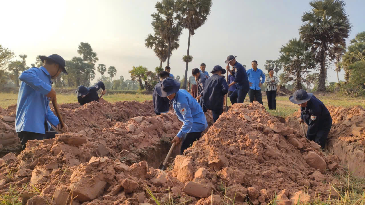 Lực lượng vũ trang tìm kiếm, quy tập hài cốt liệt sĩ tại Campuchia - Ảnh Phương Vũ