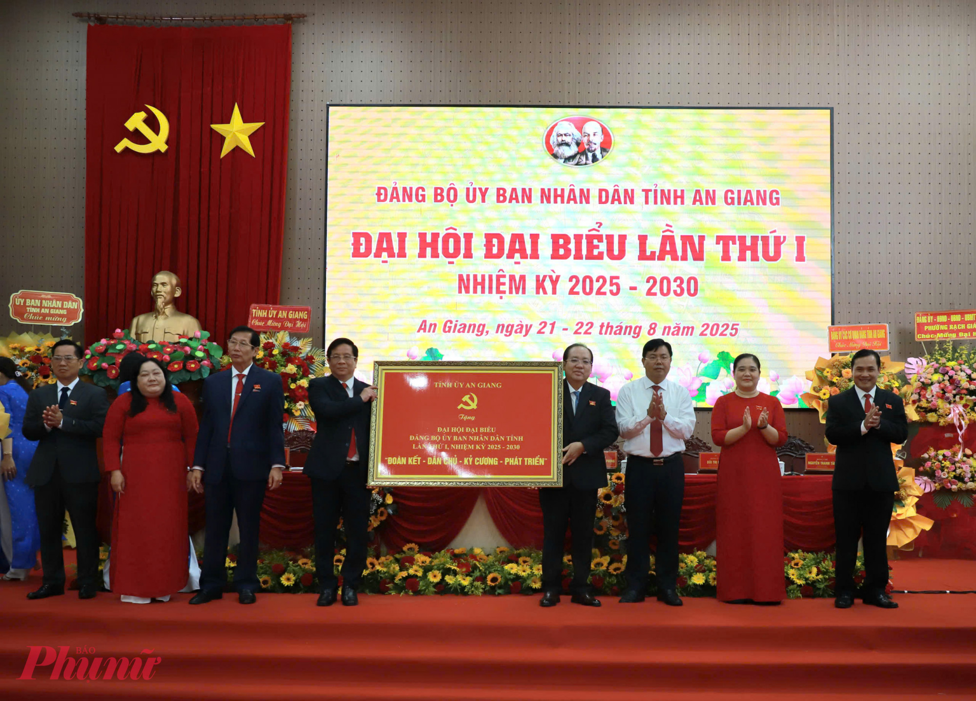 Bí thư Tỉnh ủy An Giang tặng bức trướng chúc mừng đại hội - Ảnh Phú Hữu