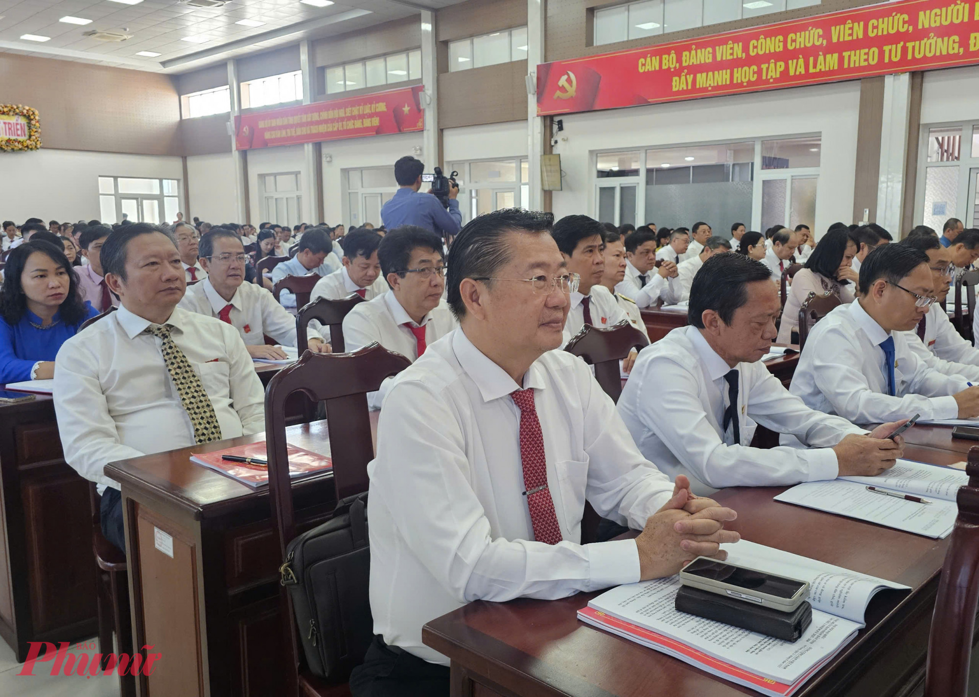 299 đại biểu chính thức, đại diện cho 14.838 đảng viên dự đại hội - Ảnh Phú Hữu