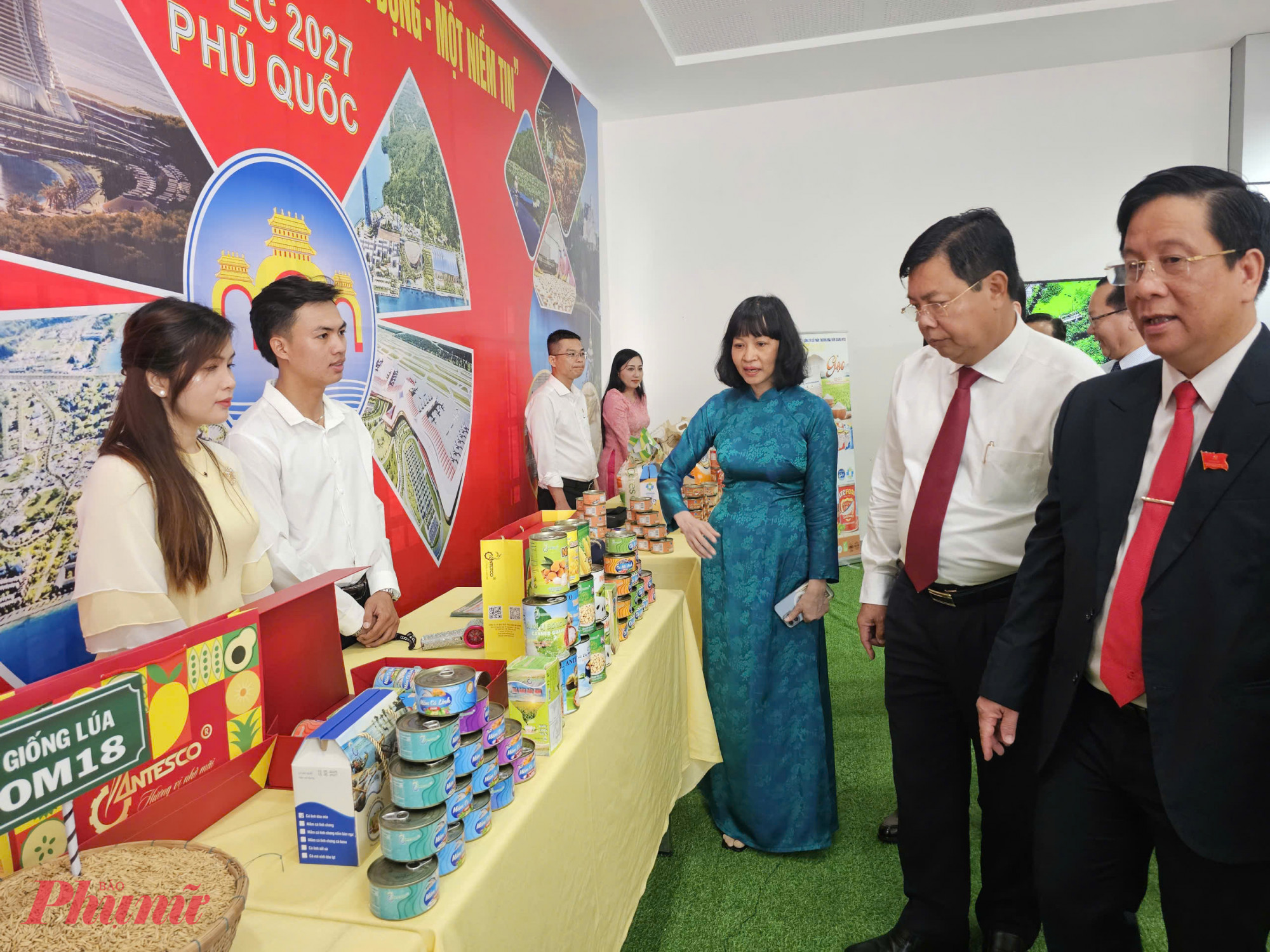 Ông Nguyễn Tiến Hải - Bí thư Tỉnh ủy An Giang (thứ 2 từ phải sang) tham quan gian hàng trưng bày tại đại hội - Ảnh Phú Hữu