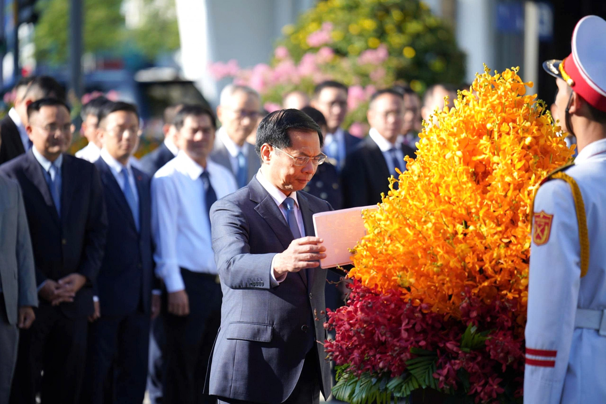 Uỷ viên Trung Ương Đảng, Phó Thủ tướng, Bộ Trưởng Bộ Ngoại giao Bùi Thanh Sơn chuẩn bị lẵng hoa dâng lên tượng Bác