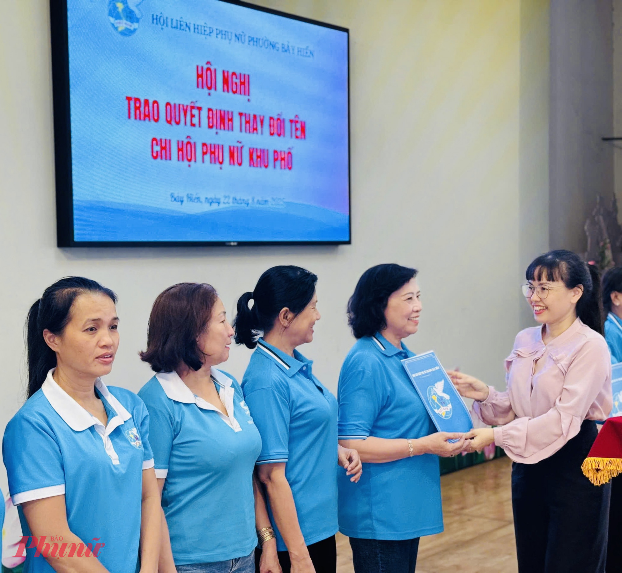 Bà Bùi Thị Hải Hà – Chủ tịch Uỷ ban MTTQ Việt Nam phường Bảy Hiền trao quyết định đổi tên 45 chi hội phụ nữ khu phố