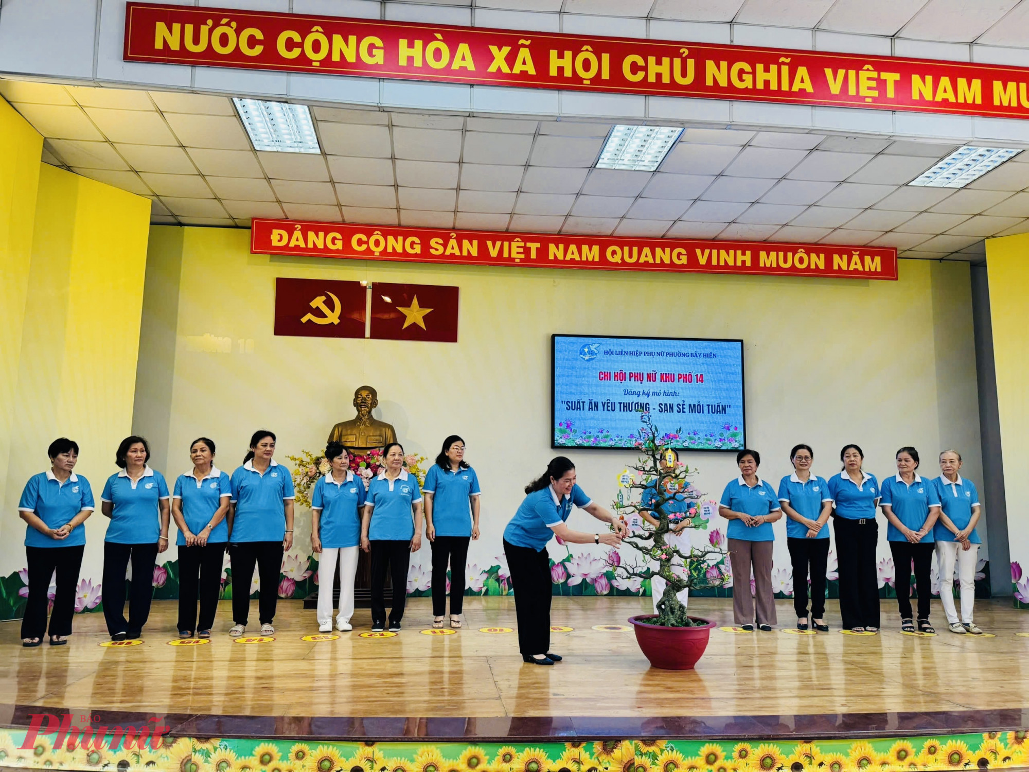 45 chi hội phụ nữ khu phố cũng đăng ký và sẵn sàng thực hiện nhiều công trình, phần việc cụ thể như: “Suất ăn yêu thương – san sẻ mỗi tuần”, Tổ tiết kiệm phụ nữ, “Nâng bước em thơ”... tạo sức lan tỏa rộng rãi trong cộng đồng