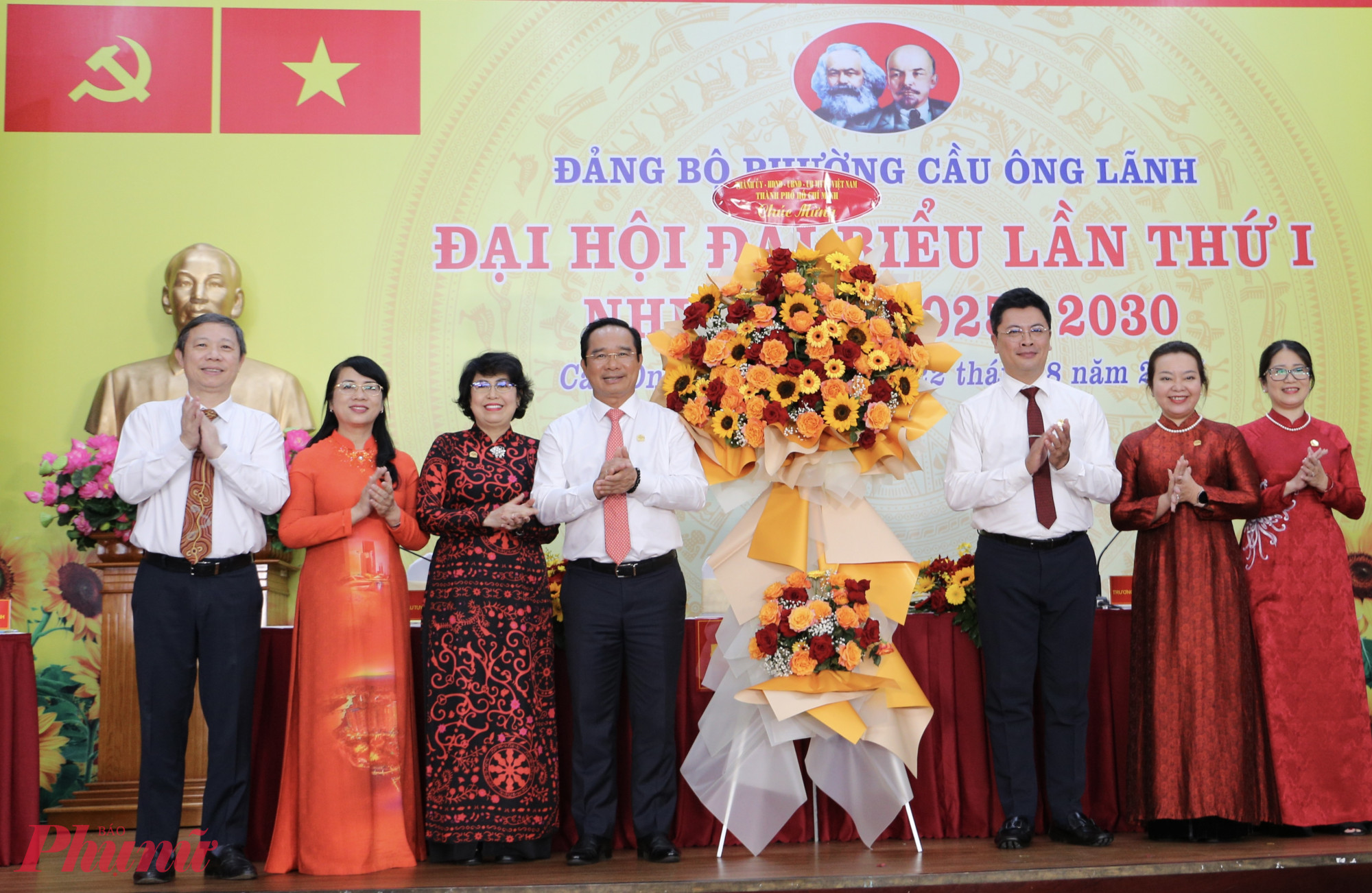 Lãnh đạo TPHCM tặng hoa chúc mừng Đại hội Đại biểu Đảng bộ phường Cầu Ông Lãnh - Ảnh: Thanh Tâm