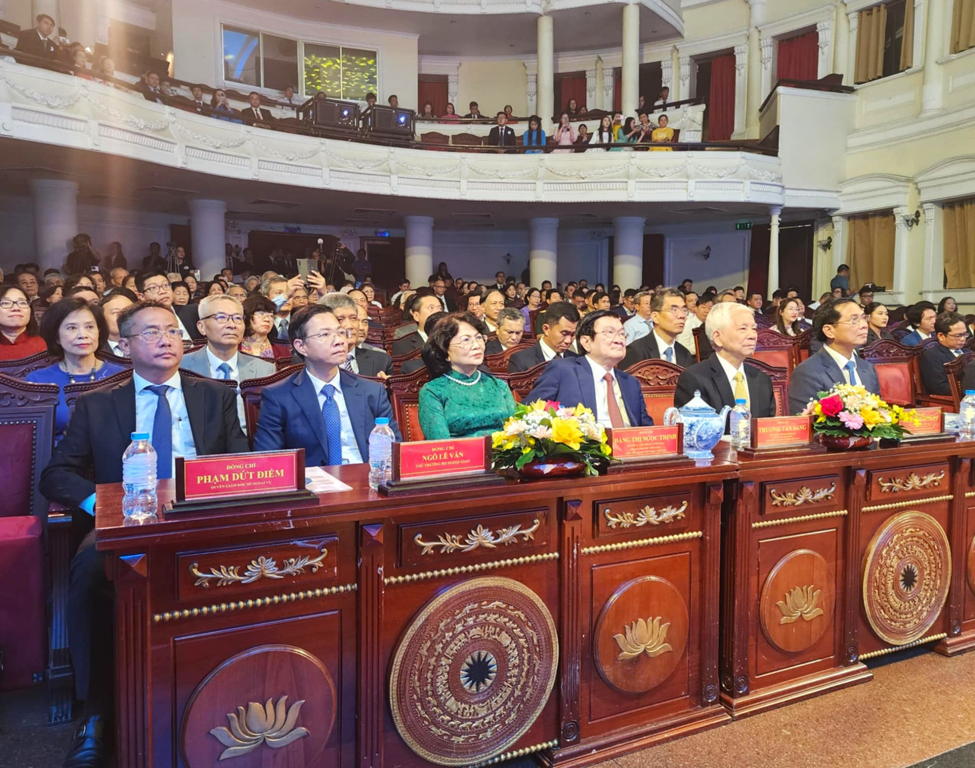 Từ trái sang: Quyền Giám đốc Sở Ngoại vụ TPHCM Phạm Dứt Điểm; Thứ trưởng Bộ Ngoại giao Ngô Lê Văn; nguyên Phó Chủ tịch nước Đặng Thị Ngọc Thịnh; nguyên Chủ tịch nước Trương Tấn Sang; nguyên Chủ tịch nước Nguyễn Minh Triết; Ủy viên Trung ương Đảng, Phó Thủ tướng Chính phủ, Bộ trưởng Bộ Ngoại giao Bùi Thanh Sơn