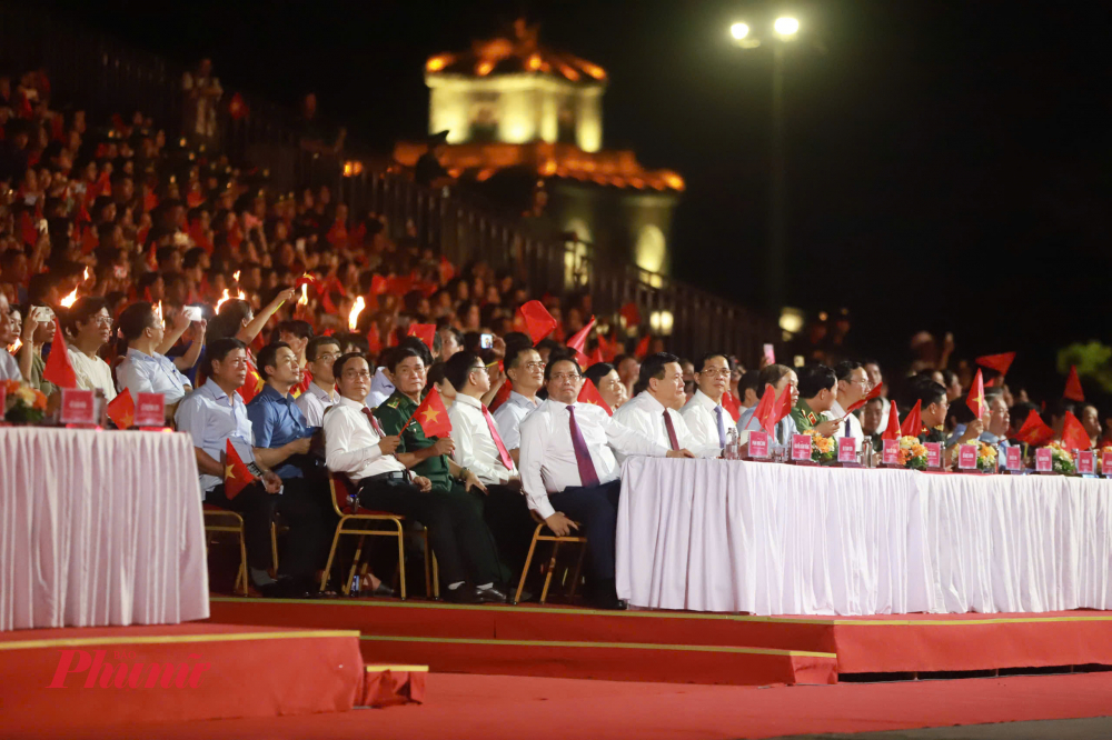 Tham dự tại điểm cầu Huế có Thủ tướng Chính phủ Phạm Minh Chính; ông Nguyễn Xuân Thắng, Uỷ viên Bộ Chính trị, Giám đốc Học viện Chính trị quốc gia Hồ Chí Minh, Chủ tịch Hội đồng Lý luận Trung ương; Phó Thủ tướng, Bộ trưởng Ngoại giao Bùi Thanh Sơn 