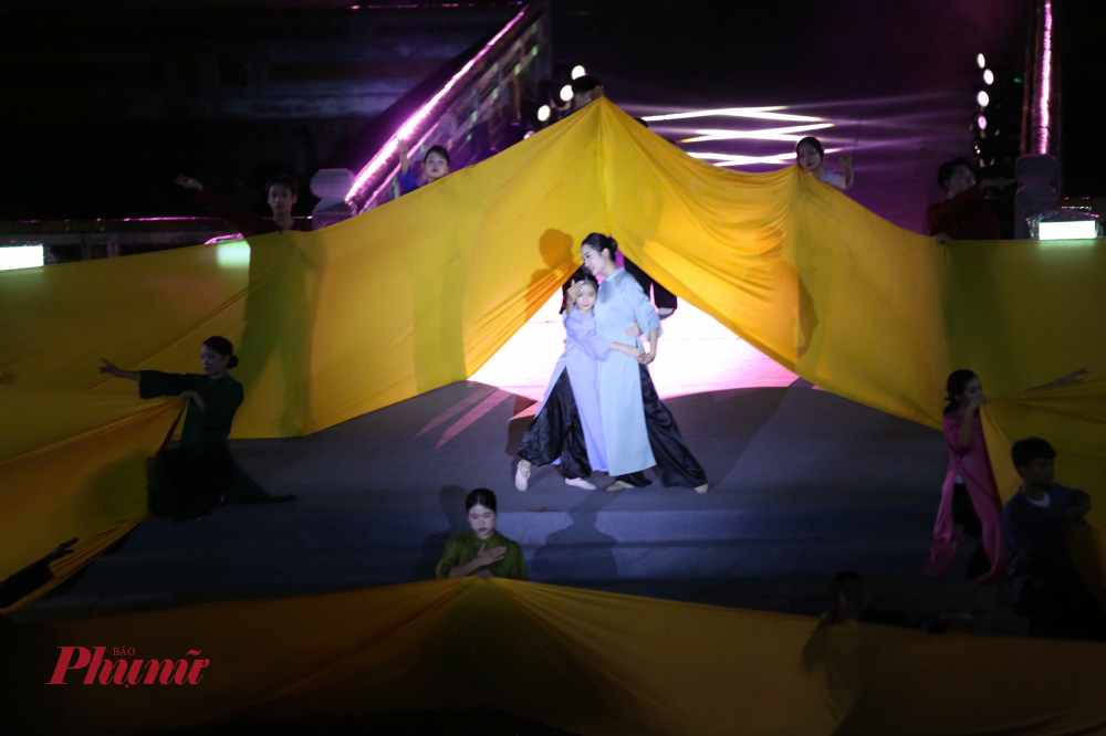 Tại điểm cầu Huế, không gian văn hóa – lịch sử đặc biệt của Quảng trường Ngọ Môn đã tạo nên những hình ảnh xúc động về sự gắn kết giữa quá khứ và hiện tại