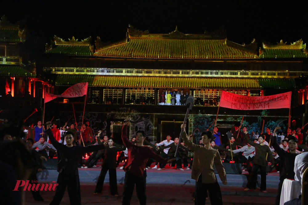 Hoạt cảnh  người dân Huế đứng lên khởi nghĩa giành chính quyền Tháng 8 nắm 1945