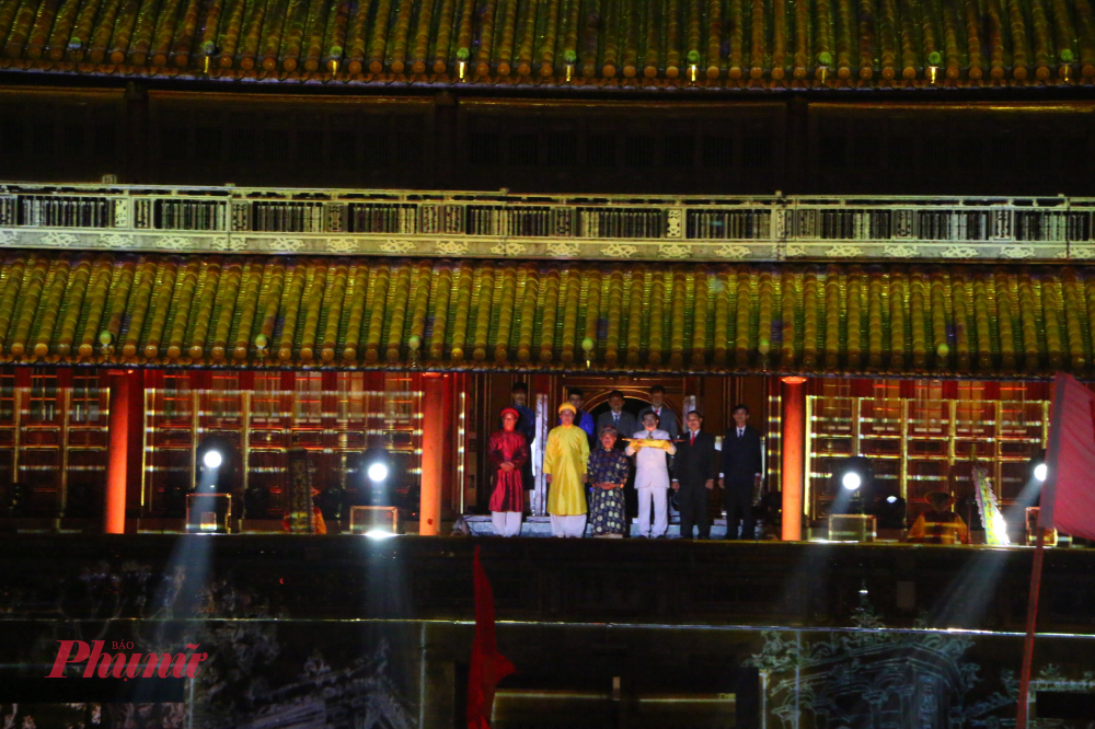 Hoạt cảnh tái hiện hình ảnh vua Bảo Đại thoái vị tại lầu Ngũ Phụng- Ngọ Môn Huế