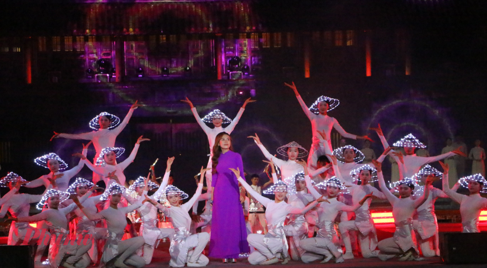 Khán giả được thưởng thức nhiều tiết mục đặc sắc: ca khúc mới về Tổ quốc 