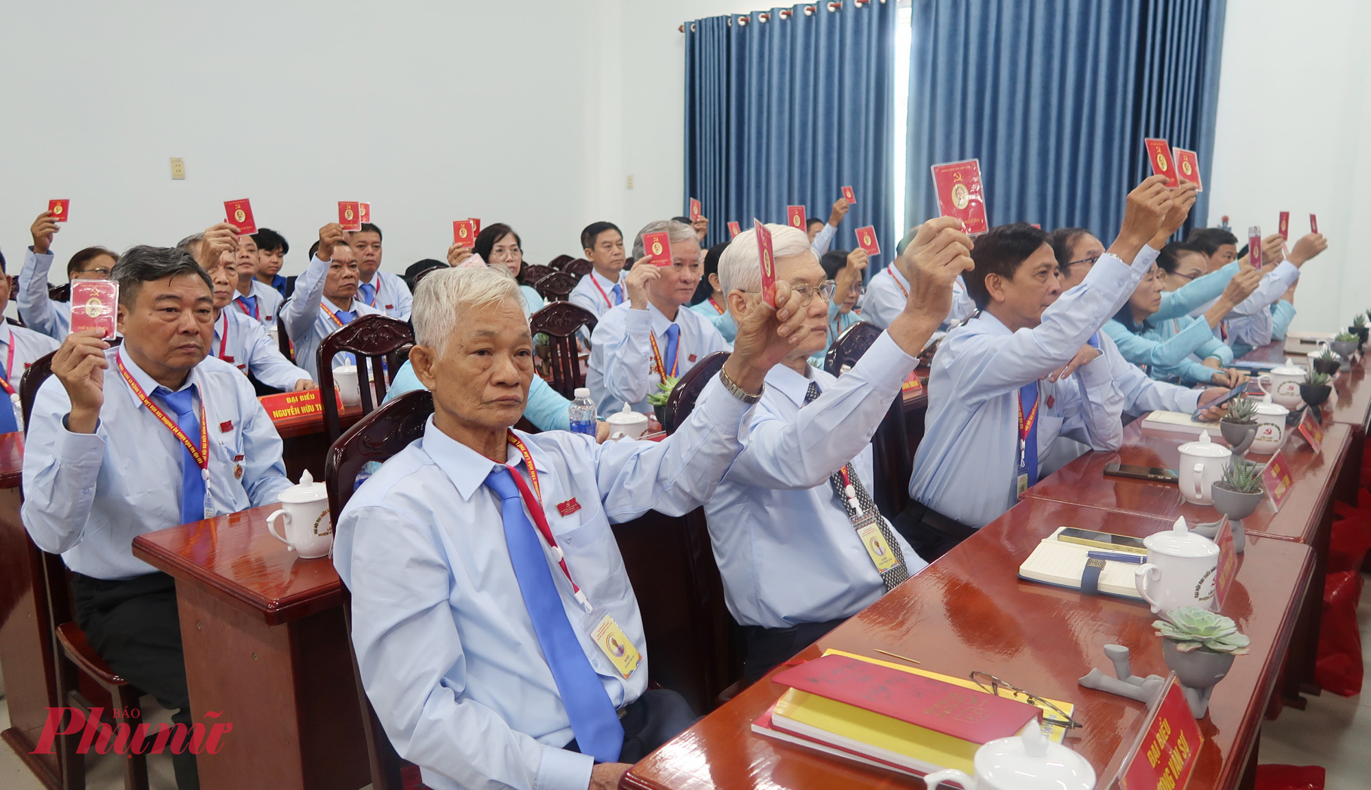 Đại biểu biểu quyết thông qua các nội dung tại Đại hội 